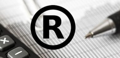 calculadora , caneta e o símbolo de marca registrada para ilustrar conteúdo sobre cotação para o registro de marca